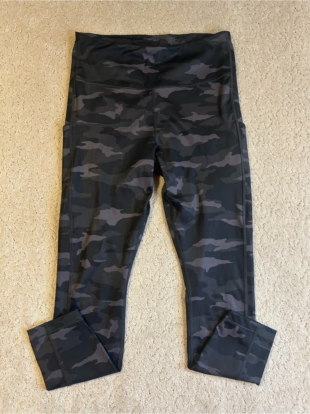 Athleta Ultimate 7/8 Tight Leggings Black Camo Pockets – Women's Size Medium